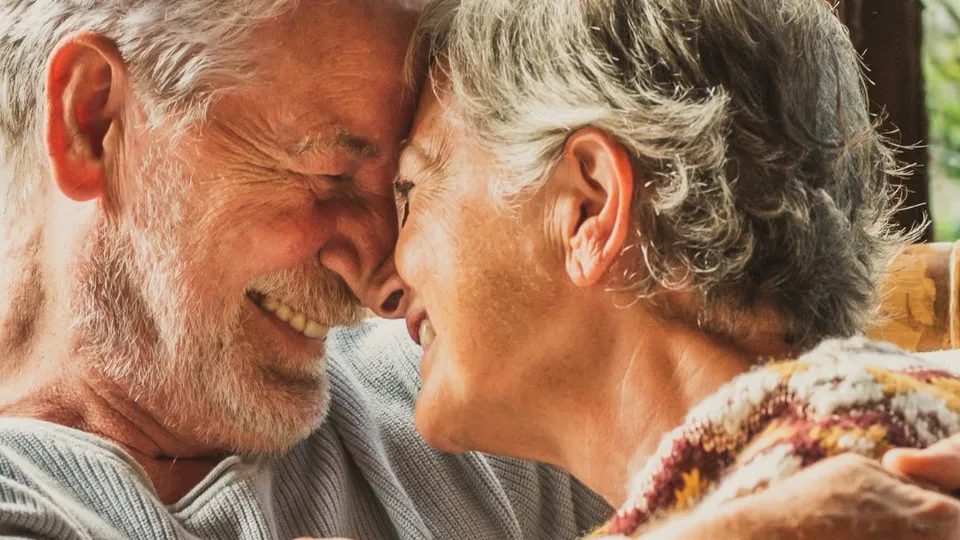 Un uomo e una donna che si abbracciano felici